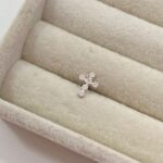 Piercing Tragus Cruz com Flores