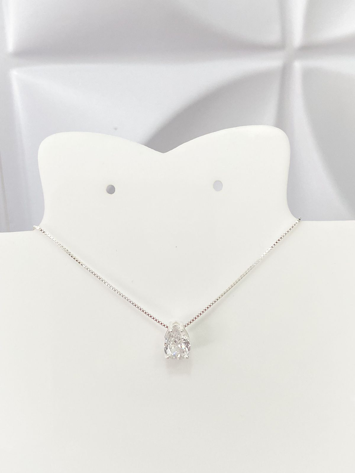 WhatsApp Image 2024-07-12 at 09.41.19 (1) Colar Ponto de Luz Gota Cristal - Imagem 1