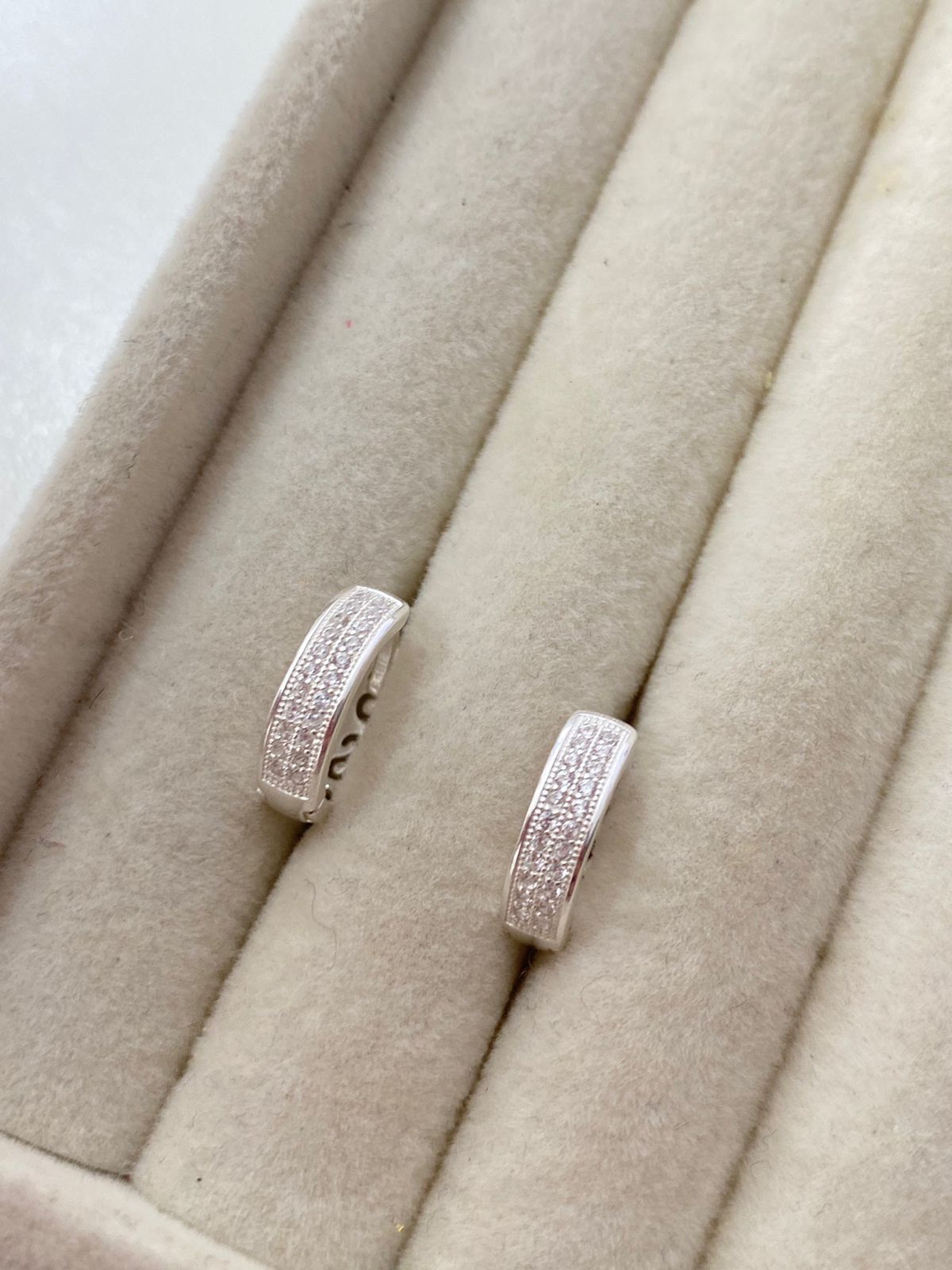 WhatsApp Image 2024-09-04 at 16.08.30 Brinco Argola Abaulada Cravejada G - Imagem 1