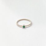 Anel Solitario Pedra Central Verde Aro Bolinhas