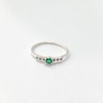 Anel Solitario Pedra Central Verde 3 Florzinhas Lateral