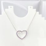 Colar Coração Contorno Cravejado Lilas