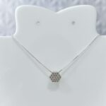 Colar Pingente Comeia Cravejada