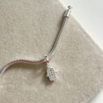 Berloque Mão de Fátima Cravejado