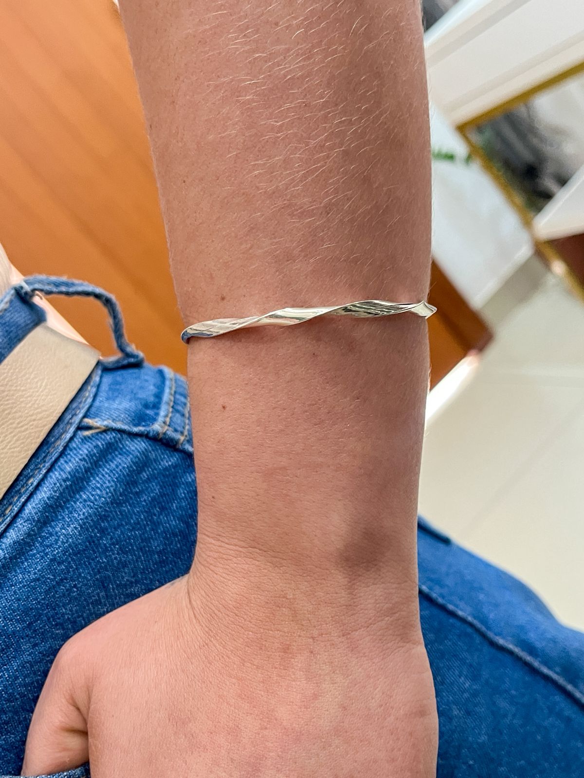 WhatsApp Image 2025-10-17 at 13.41.38 (2) Bracelete Torcido - Imagem 1