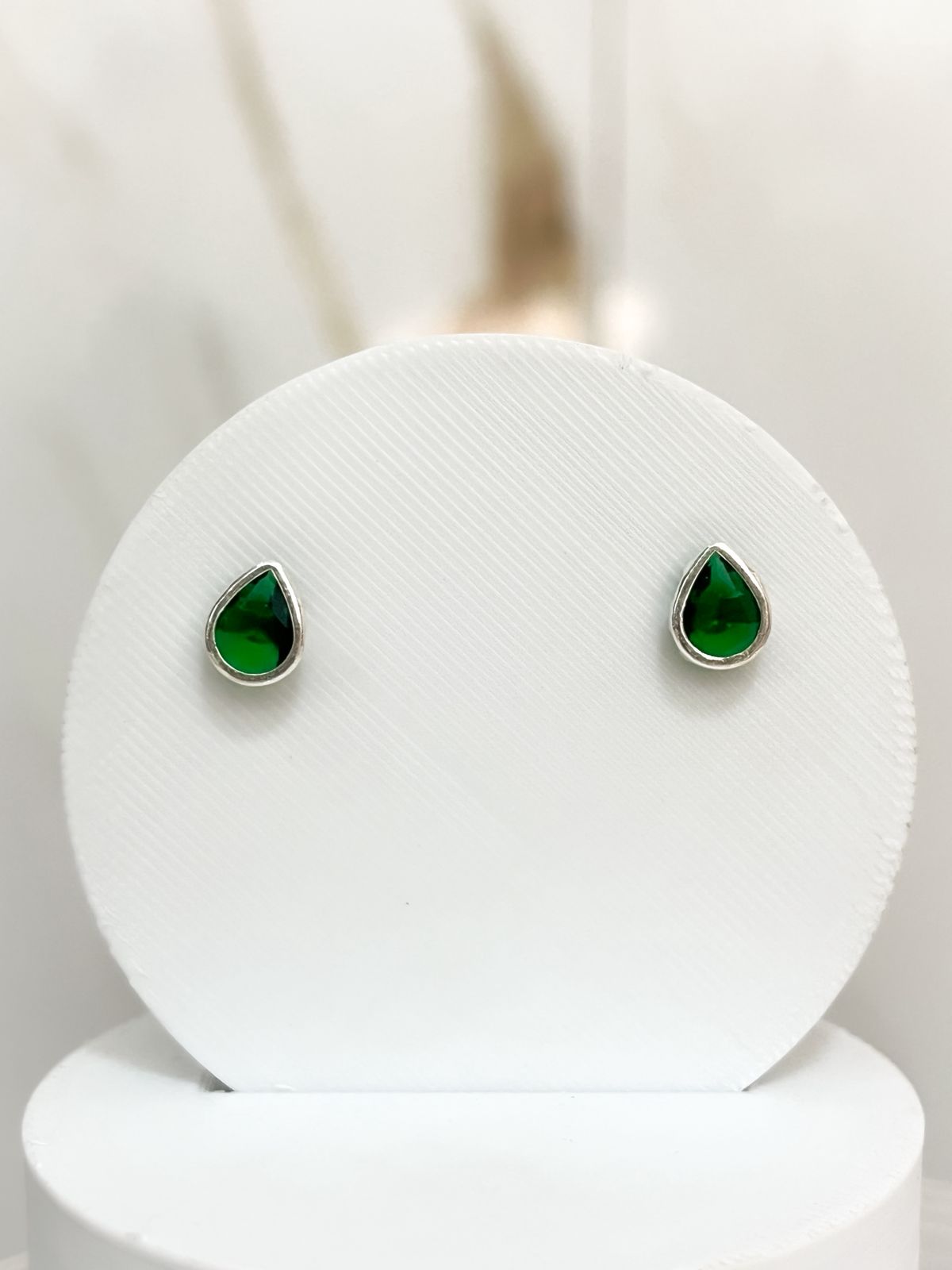 WhatsApp Image 2025-10-17 at 17.54.52 Brinco Gota Esmeralda - Imagem 1