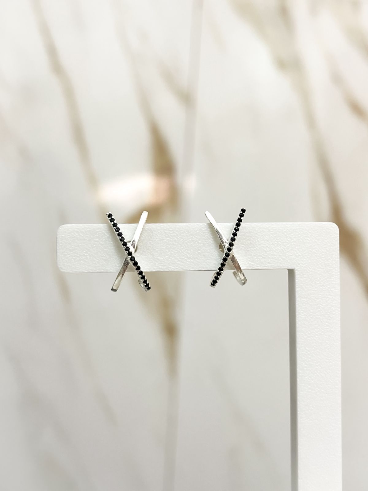 WhatsApp Image 2025-10-17 at 17.54.54 (1) Brinco X Black - Imagem 1