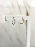 Brinco Meia Argola Bolinhas