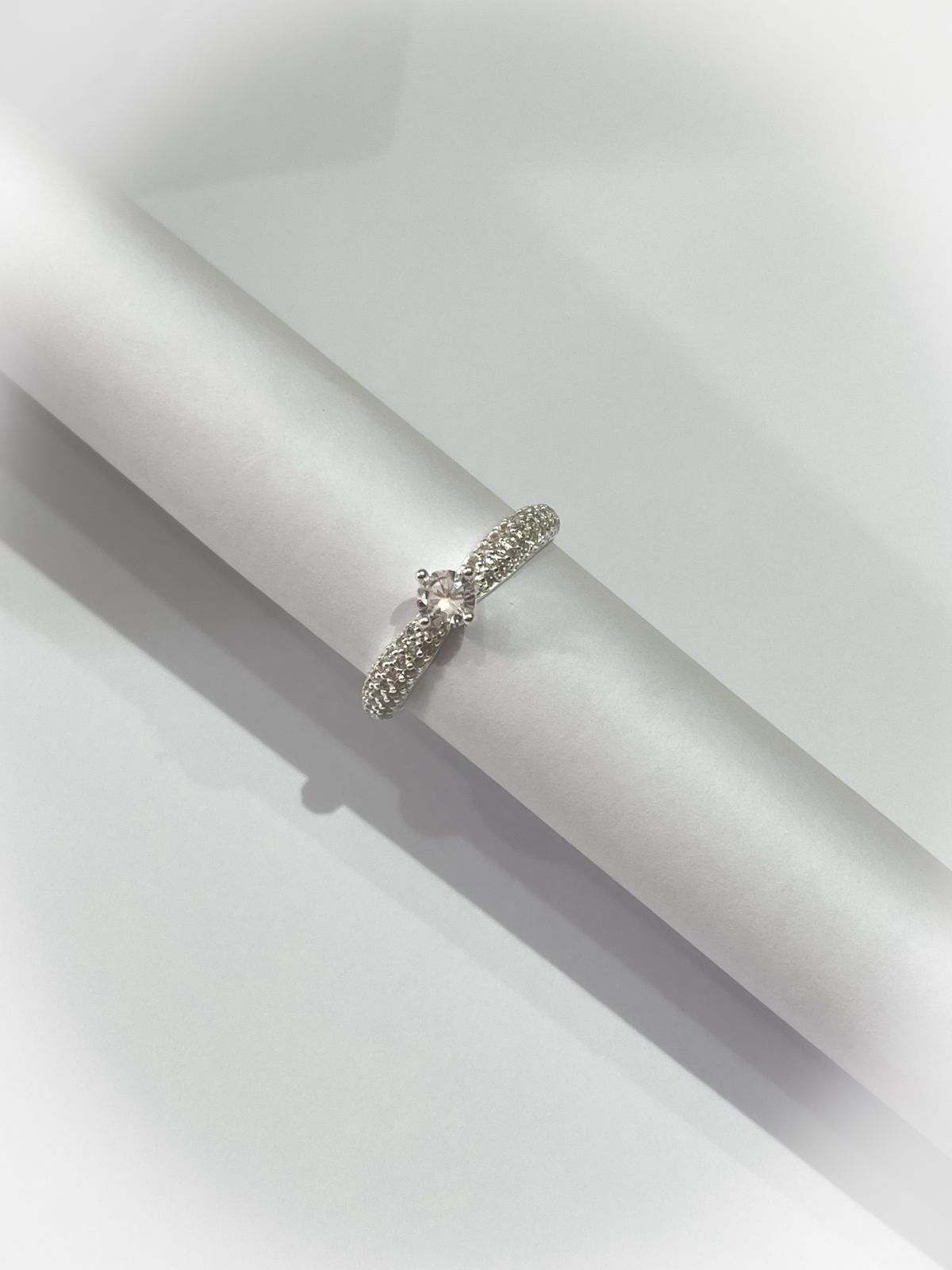 WhatsApp Image 2025-11-29 at 14.08.55 Anel Solitário Cravejado Luxo - Imagem 1