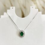 Colar Oval Cravejado Esmeralda