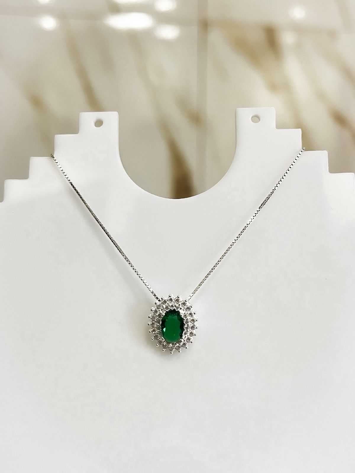 WhatsApp Image 2025-11-29 at 16.53.25 (2) Colar Oval Cravejado Esmeralda - Imagem 1