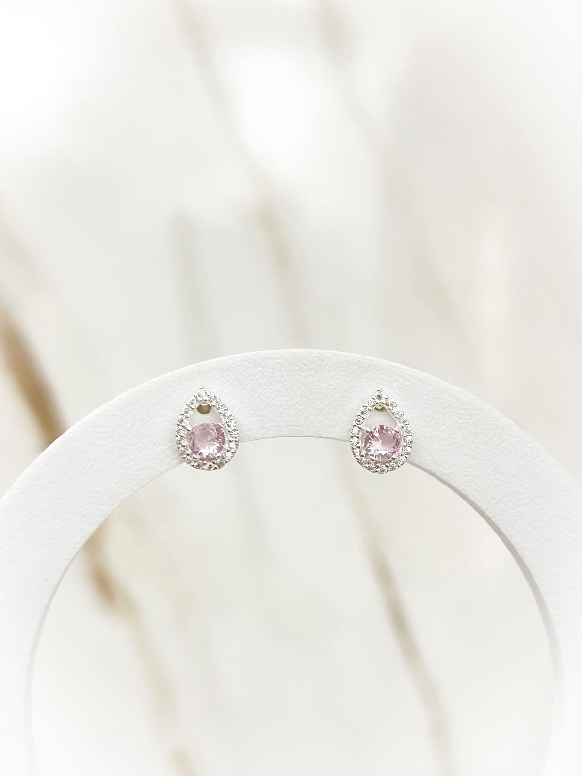 WhatsApp Image 2026-03-14 at 08.45.13 (3) Brinco Gota Rosa - Imagem 1