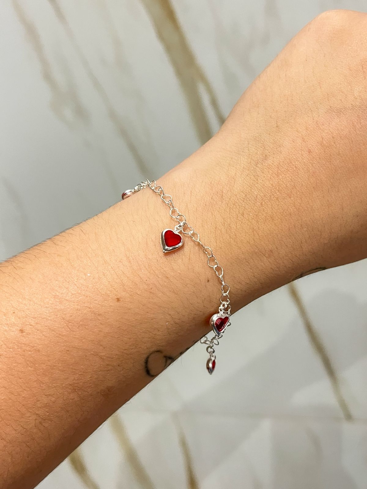 WhatsApp Image 2026-04-10 at 17.38.47 Pulseira Corações Vermelho - Imagem 1